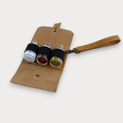 Deri Kamp Baharatlığı – 3 Cam Şişe | Mantar Tıpalı, Askılı Taşıma